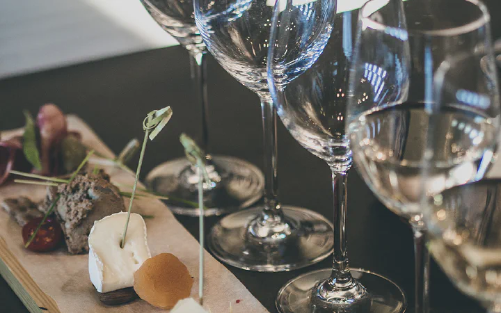 Glas og servering gjort klar til et arrangement på vingården