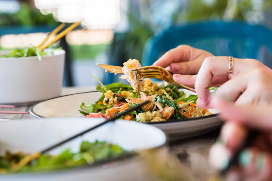 Let frokost og vin serveret i vingårdens orangeri