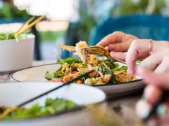 Let frokost og vin serveret i vingårdens orangeri